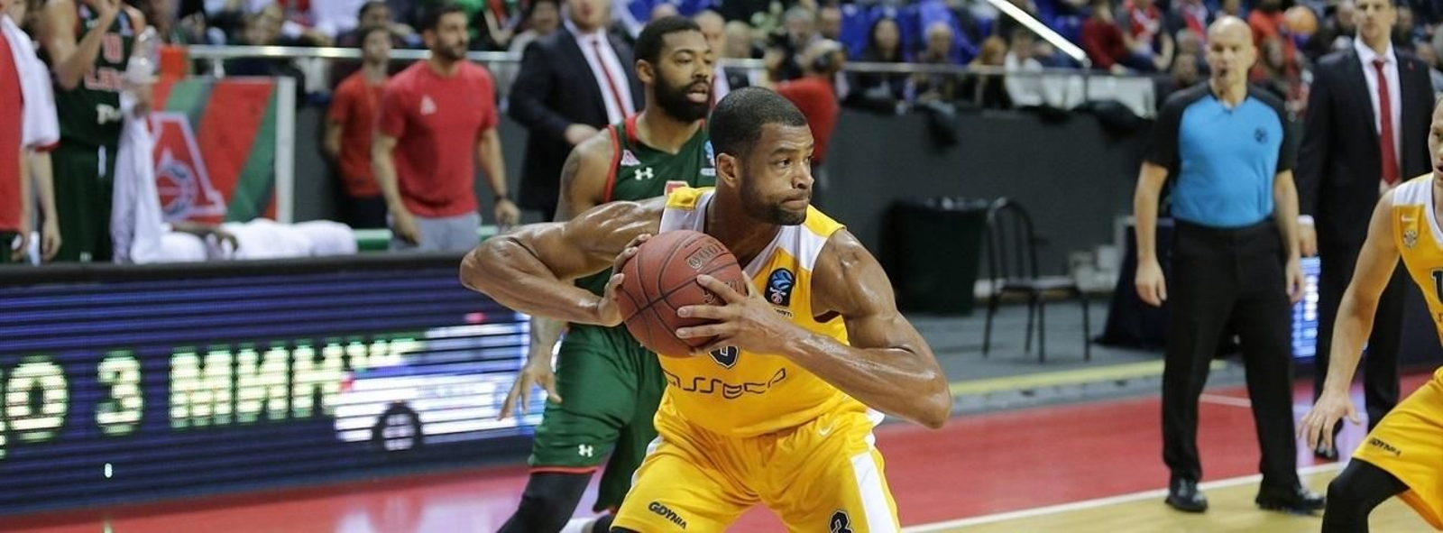 Josh Bostic, en un partido con el Arka Gdynia.