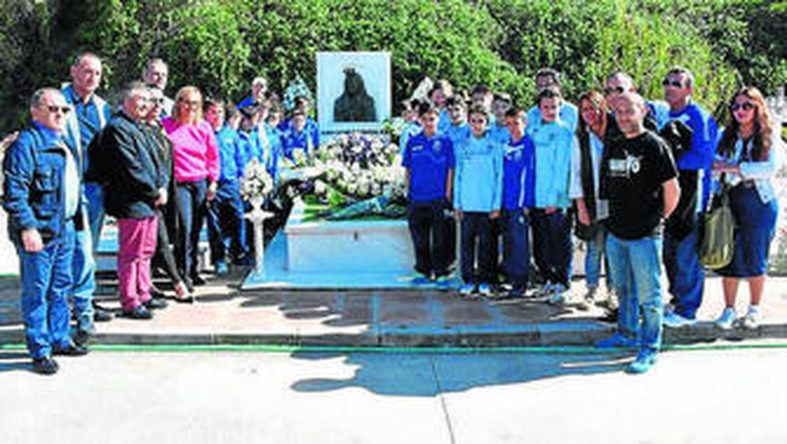 Imagen de la ofrenda floral en honor a Juanito.