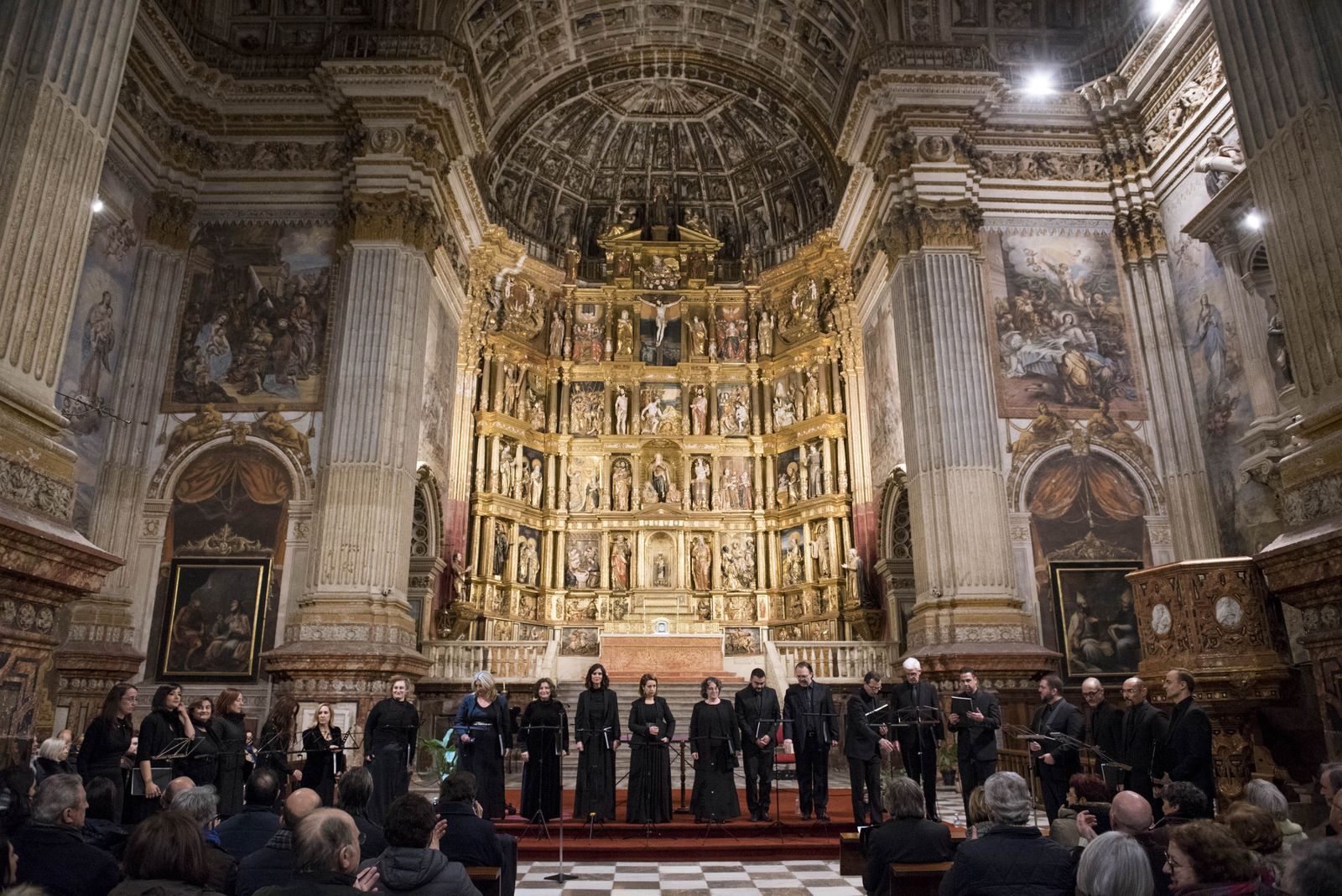 El Coro de Cámara Tomás Luis de Victoria minutos antes de empezar su recital.