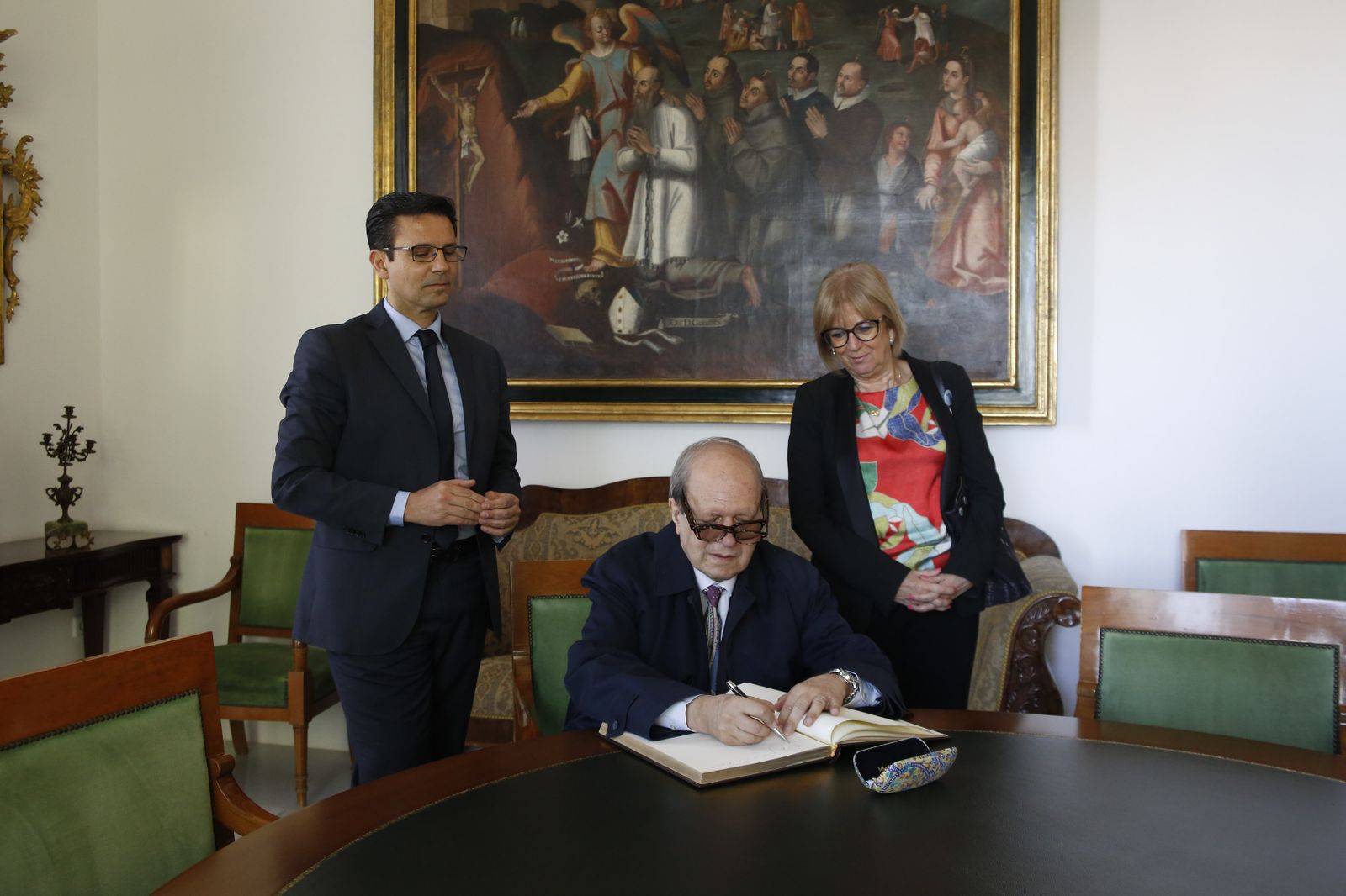 El poeta barcelonés firma el libro de honor de la ciudad acompañado del alcalde, Francisco Cuenca, y la concejal de Cultura, María de Leyva.