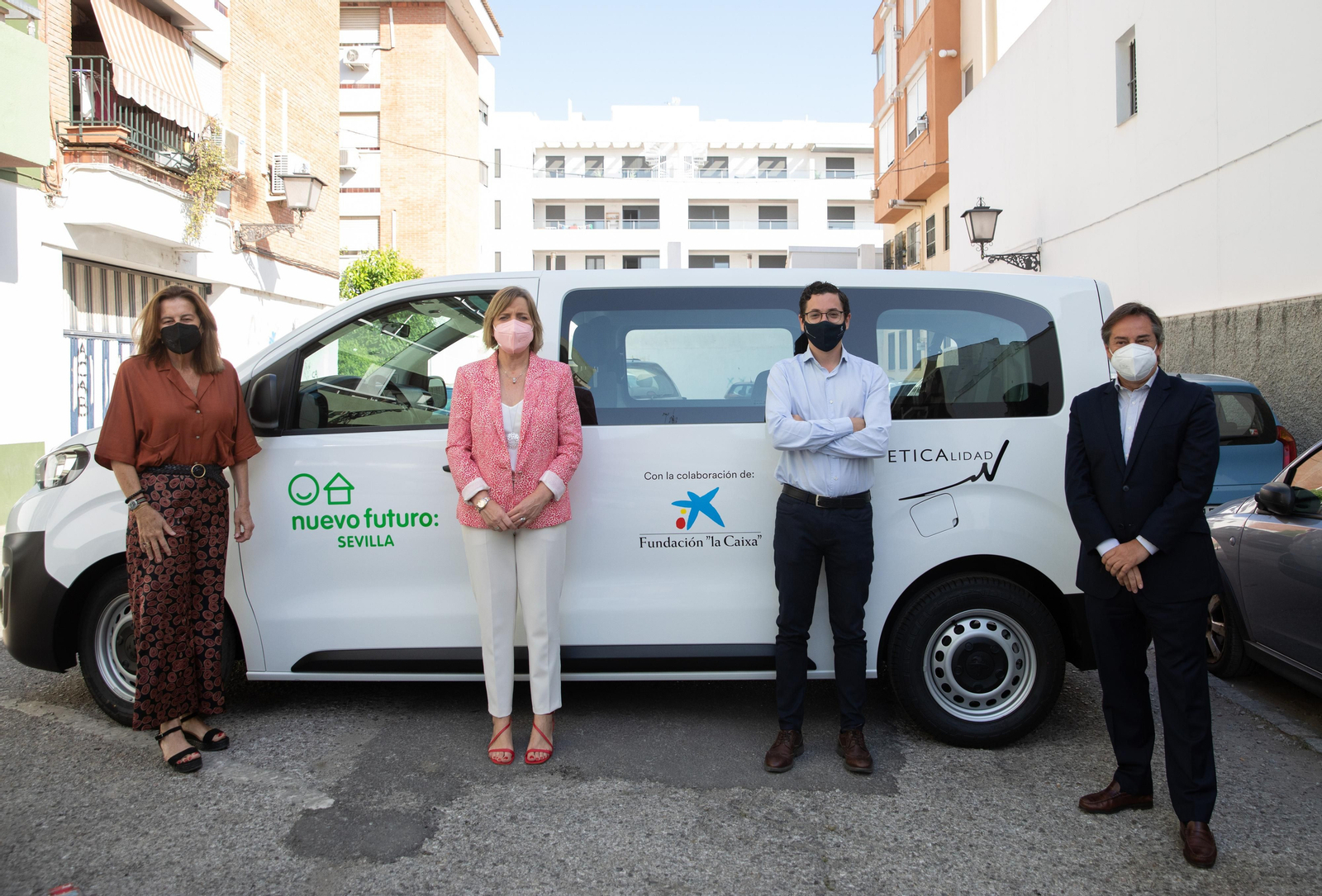 Acto de entrega de la donación del Grupo ETICAlidad y Fundación La Caixa a Nuevo Futuro Sevilla.