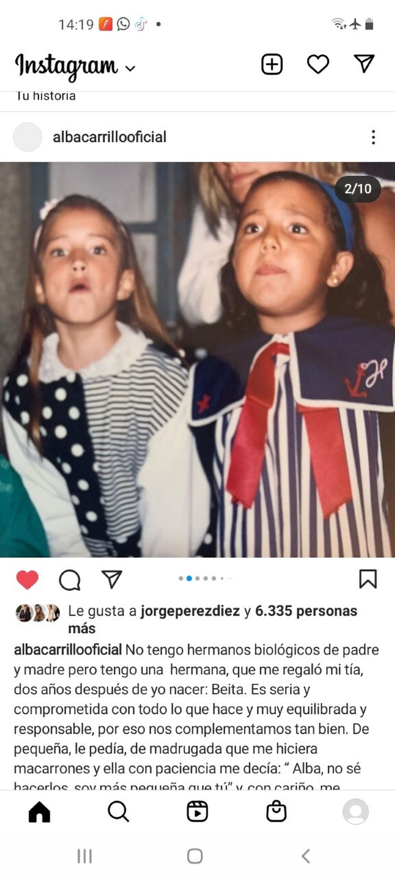 Esta niña rubia es una experta en 'realities'. A su lado, su prima Beita, que la considera su hermana.