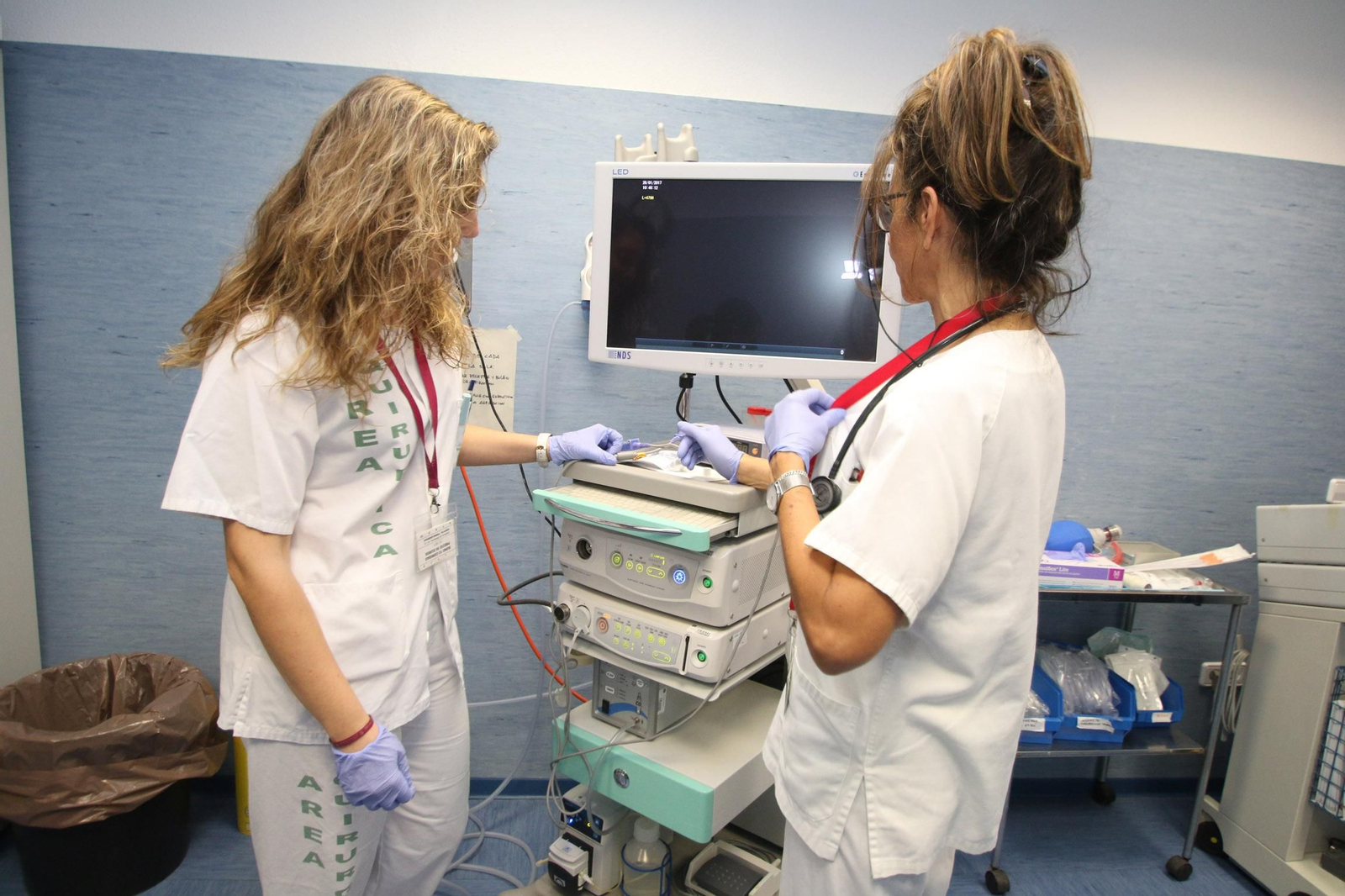 Una de las docentes junto a una residente a la que explica como procesar una prueba.