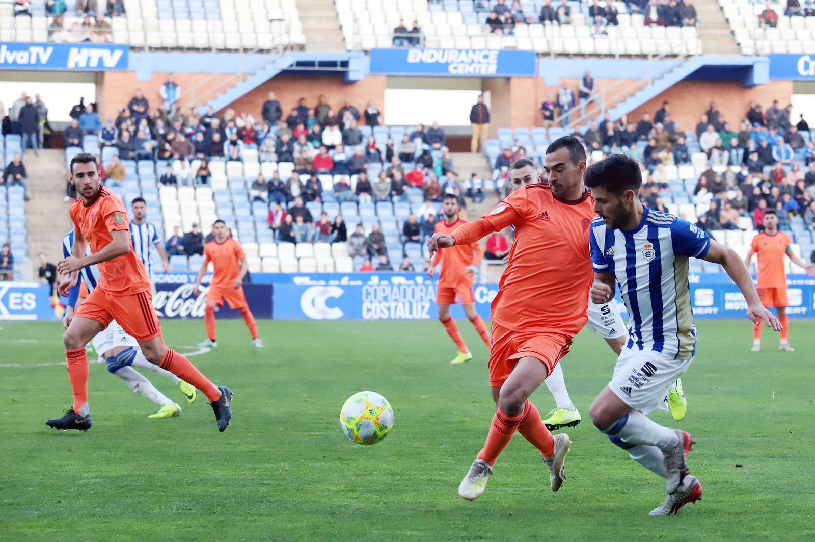 Carlos Martínez -derecha- pugna con un rival en el partido frente al Córdoba en el Nuevo Colombino.