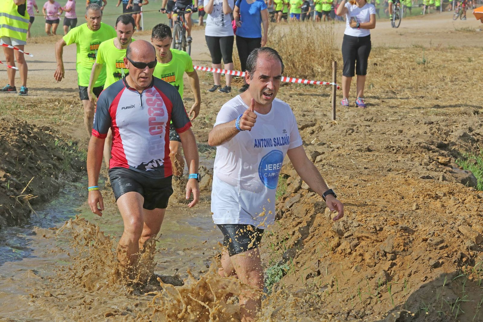 Imágenes de la carrera del barro celebrada en La Barca