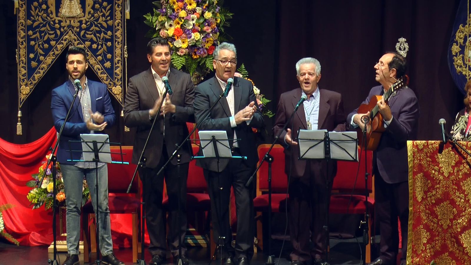 Algunos de los integrantes de 'Amigos de las Sevillanas'.