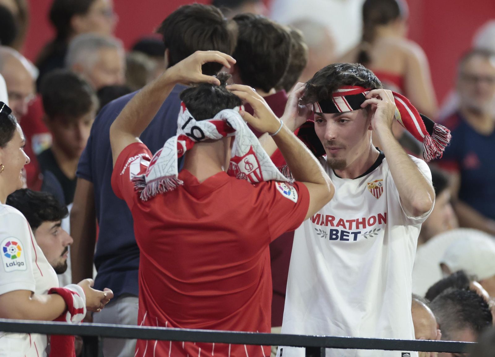 Búscate en las fotos del Sevilla - Elche