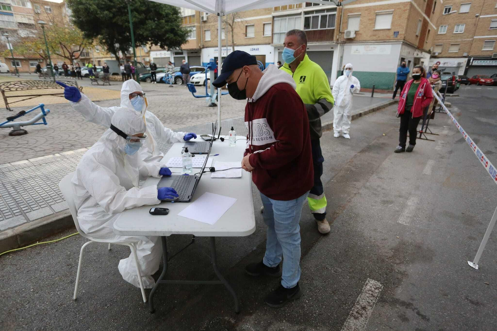 Cola para hacerse el cribado masivo en la barriada de La Luz.