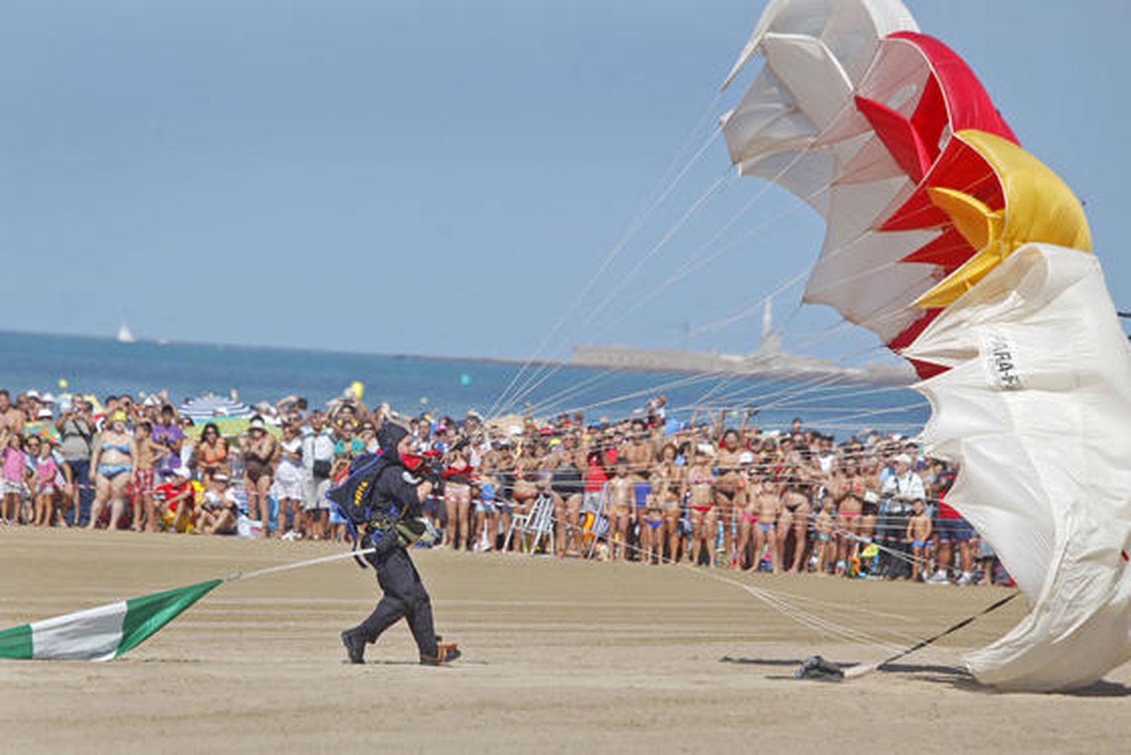 190.000 personas disfrutan del III Festival Aéreo en la playa de la Victoria. /Foto: Jesús Marín