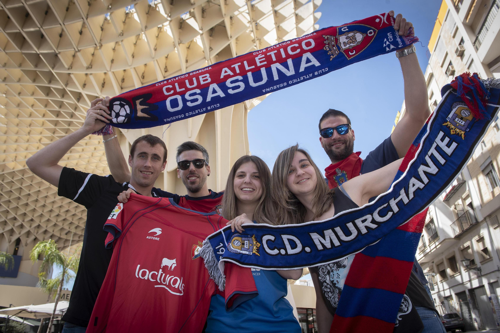 Búscate en las fotos de la afición de Osasuna en Sevilla en la final de la Copa del Rey