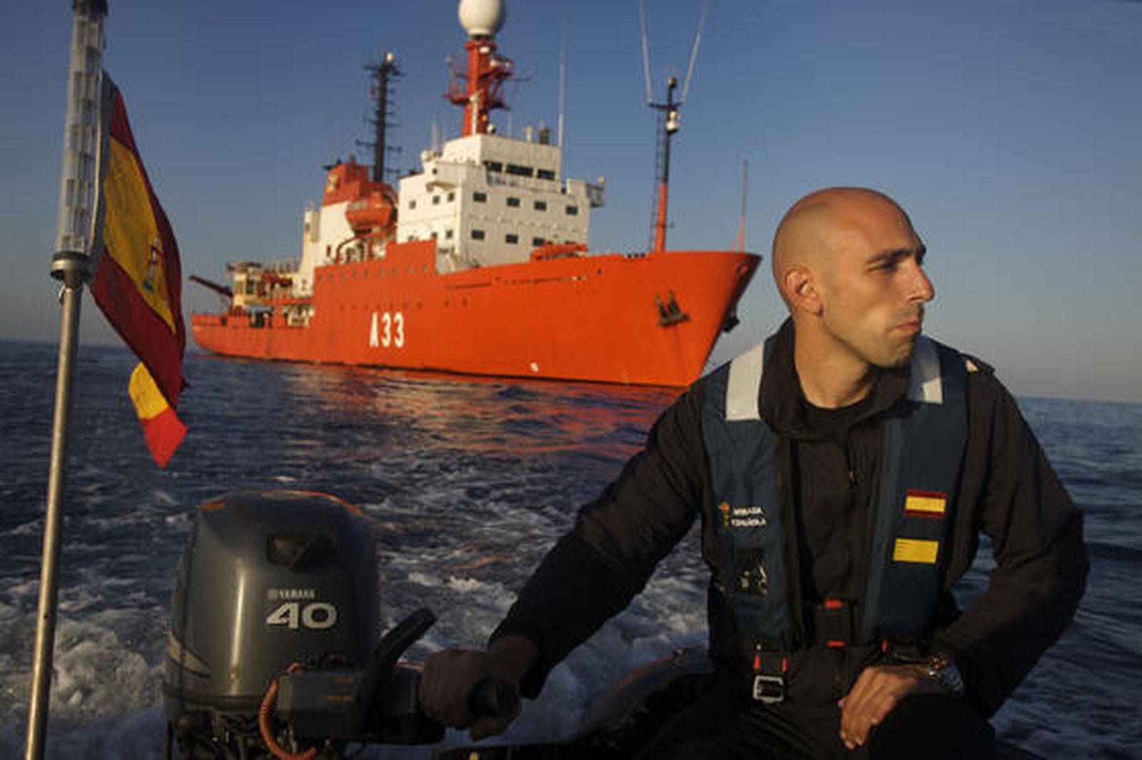 Un miembro de la Armada. Detrás, el Hespérides.

Foto: CSIC