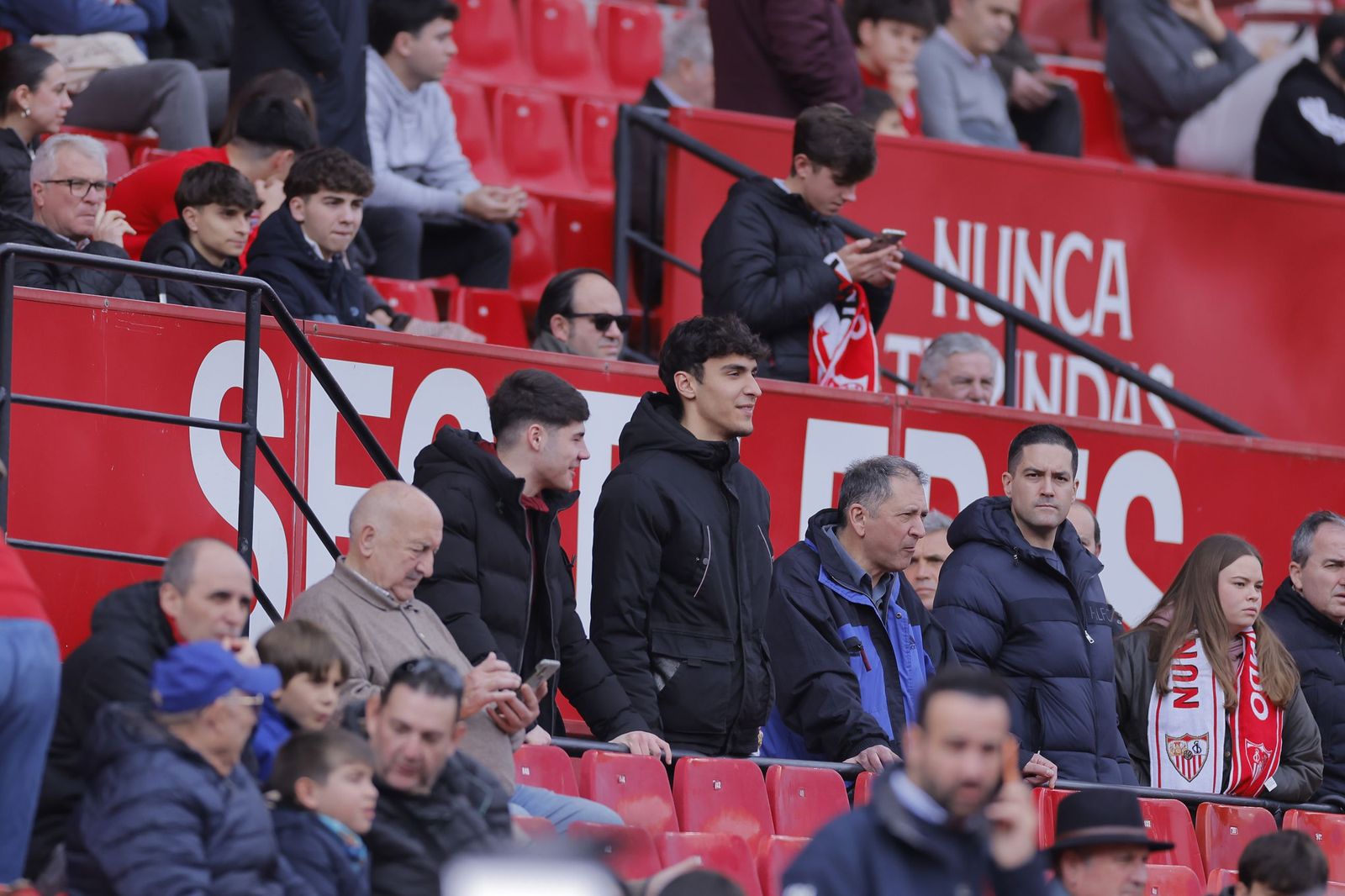 Búscate en las fotos del Sevilla - Girona