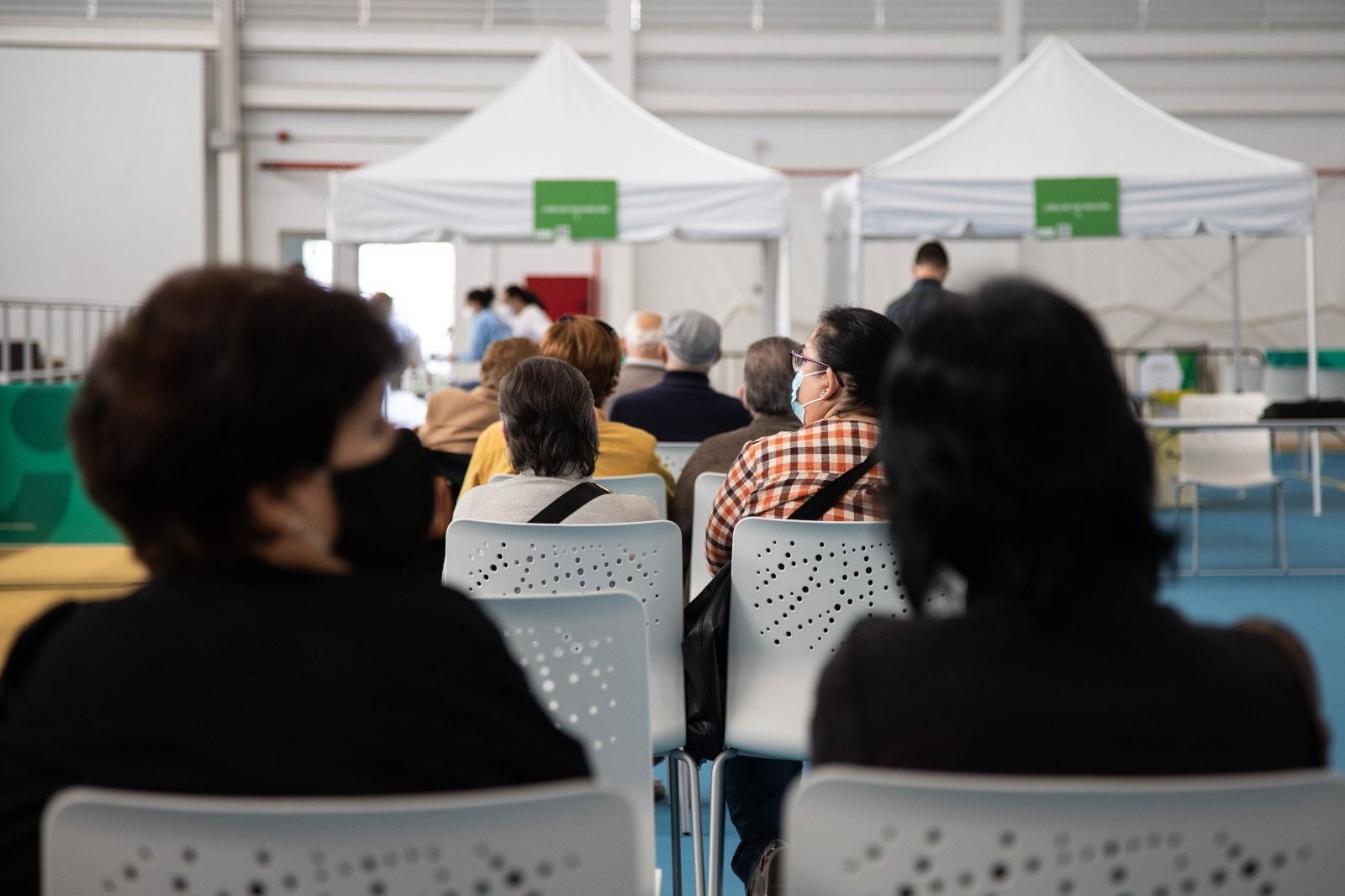 Ciudadanos esperando su turno de vacunación en el pabellón Enrique Márquez.