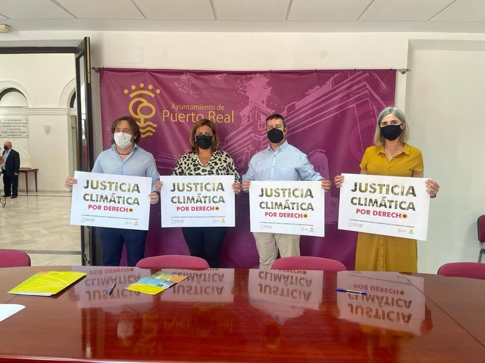 Amaya y representantes de la APDHA tras la firma del convenio
