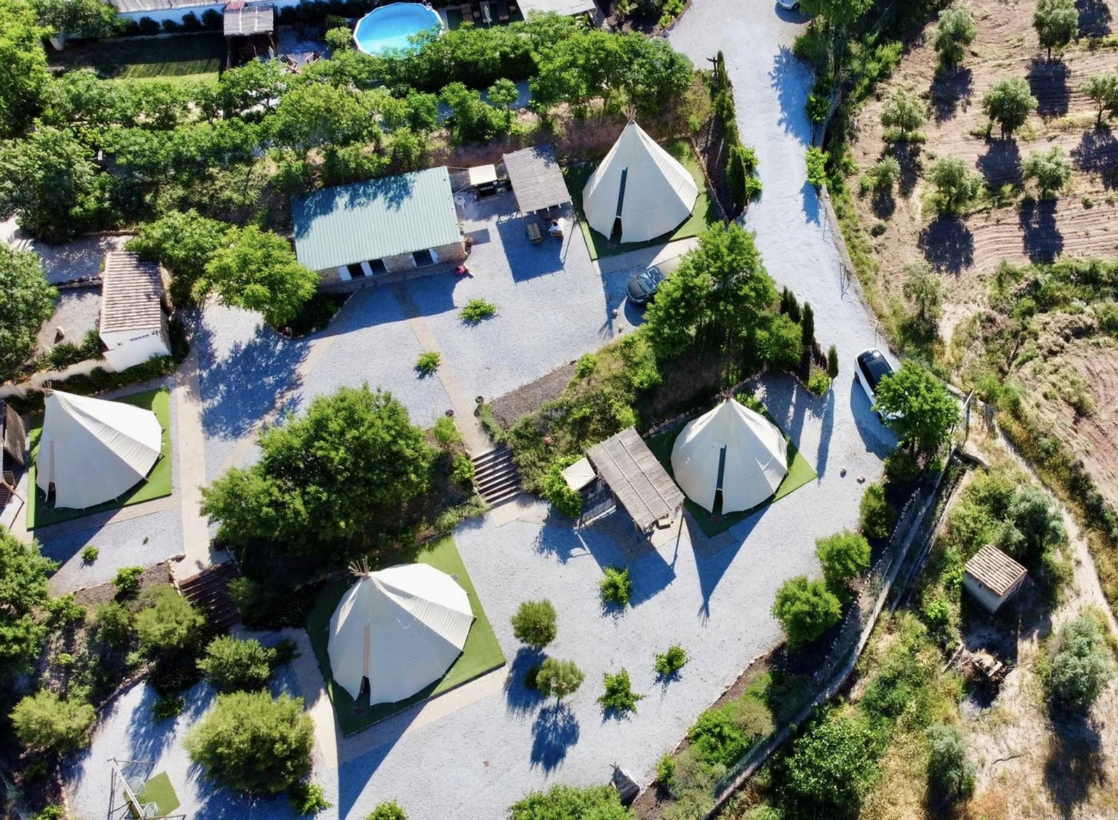 Conoce el camping en el que te puedes hospedar en casas tipis