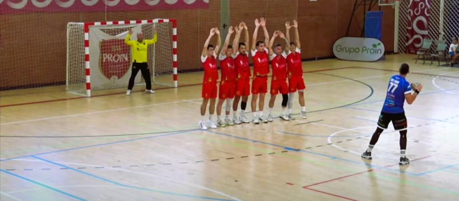 Un jugador del conjunto ejidense se dispone a ejecutar el lanzamiento de una falta ante los gallegos.