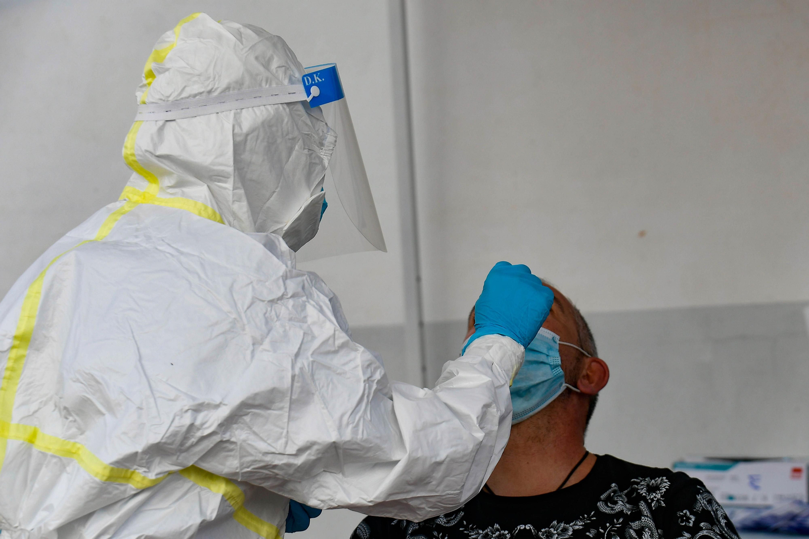 Un profesional sanitario realiza un PCR a una persona.