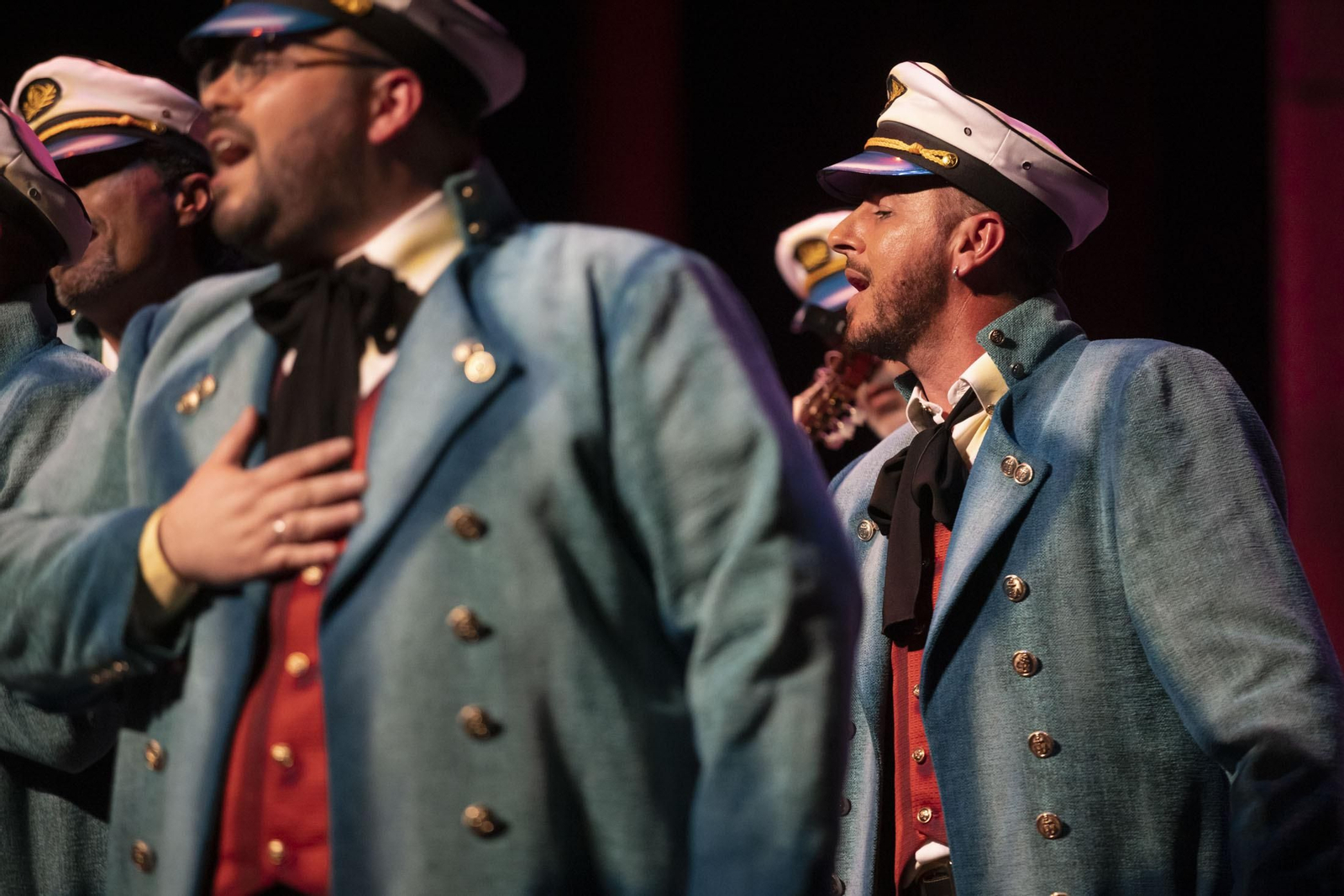 Imágenes de la actuación de la comparsa de Punta Umbría 'El último romántico' en el Carnaval Colombino