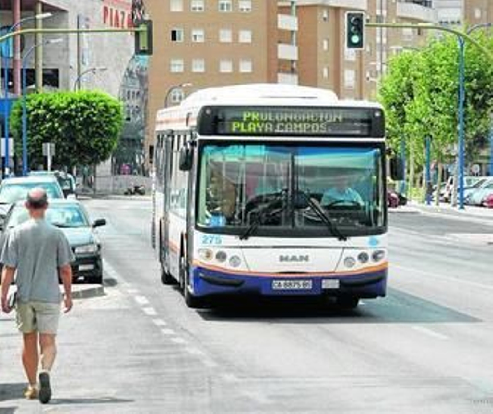 Autobús de prolongación a la playa circulando por León Herrero.