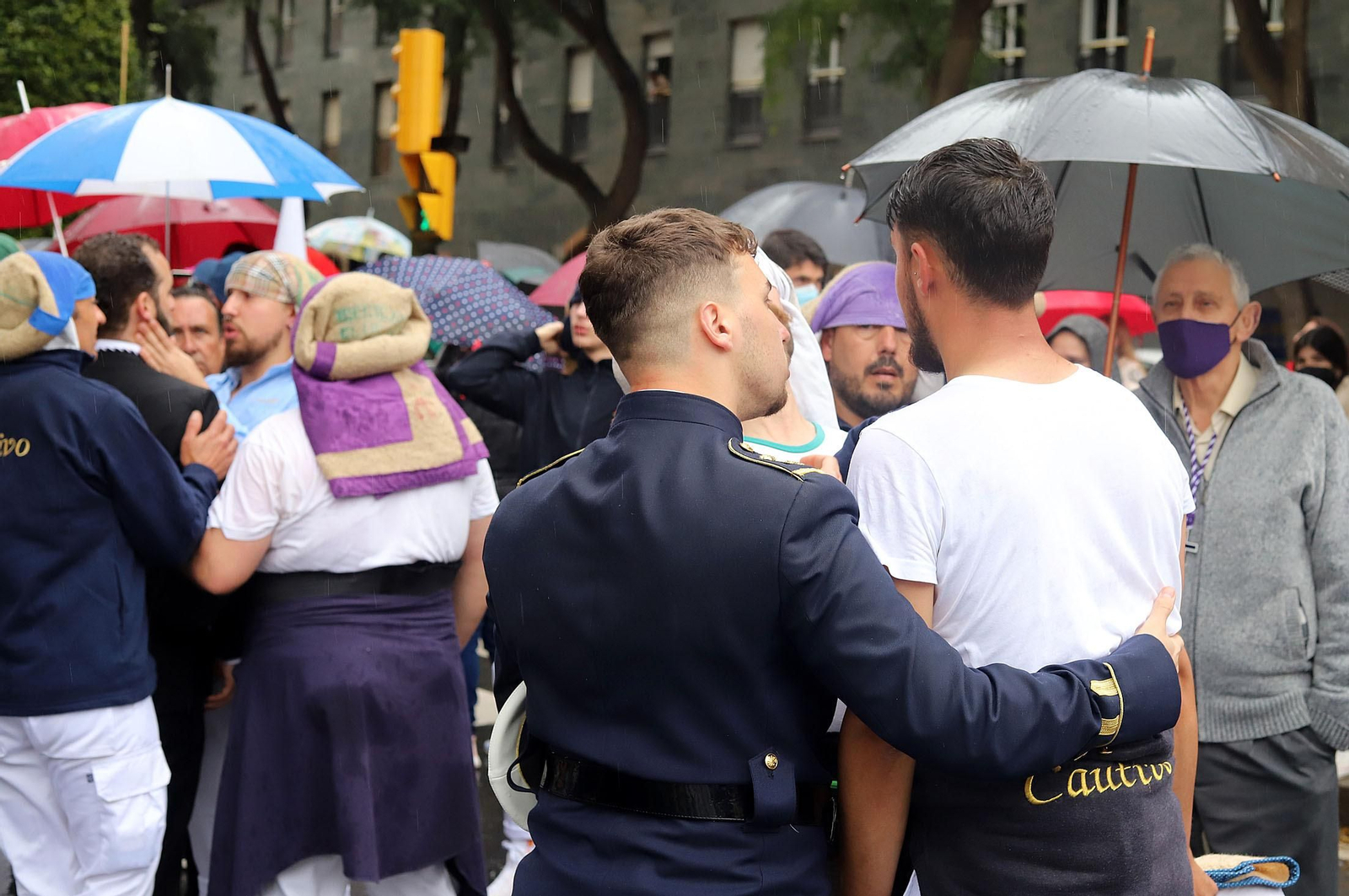 Imágenes de la procesión del Cautivo  bajo la lluvia en Huelva