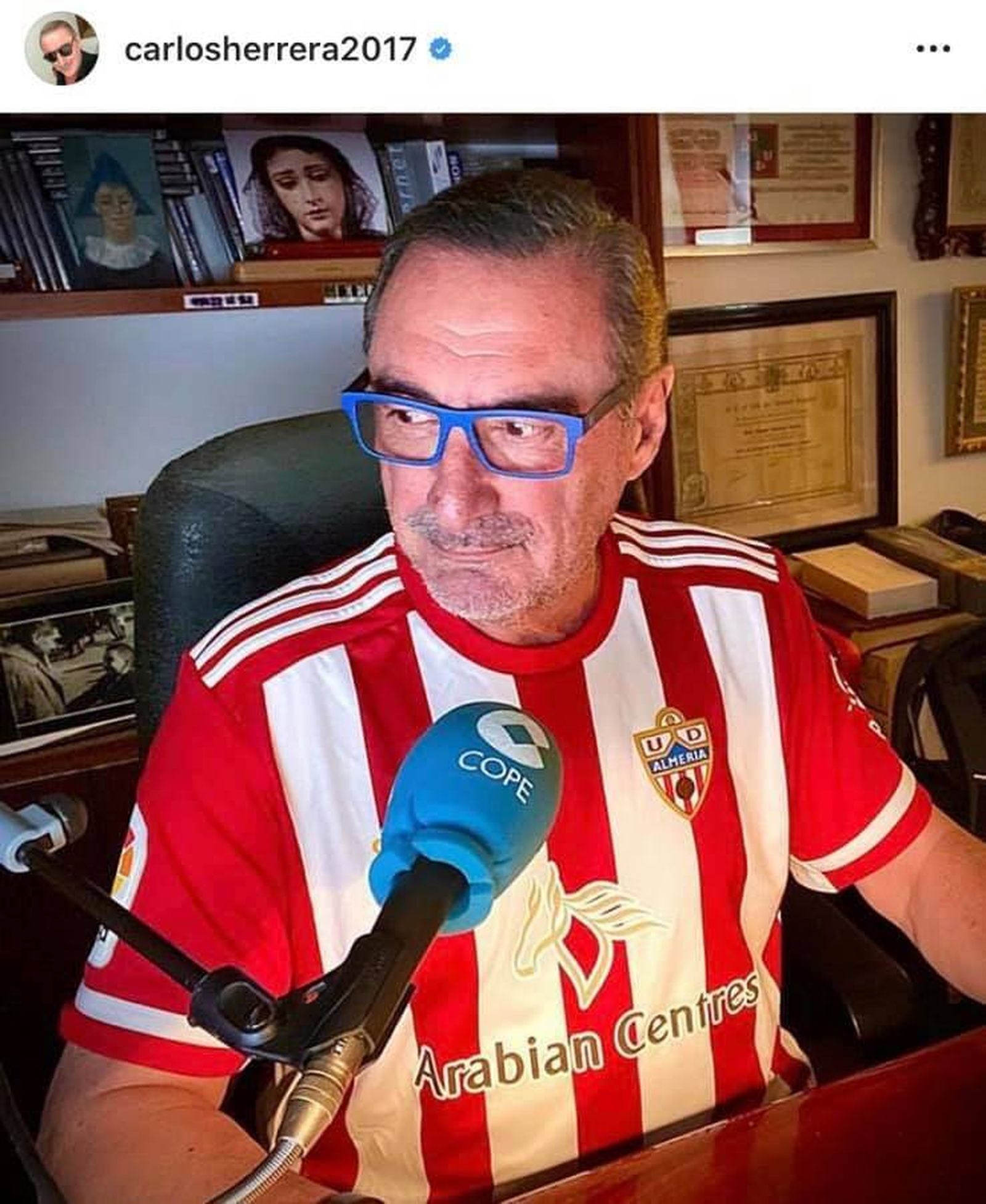 Carlos Herrera presenta su programa de Cope con la camiseta de la UD Almería.