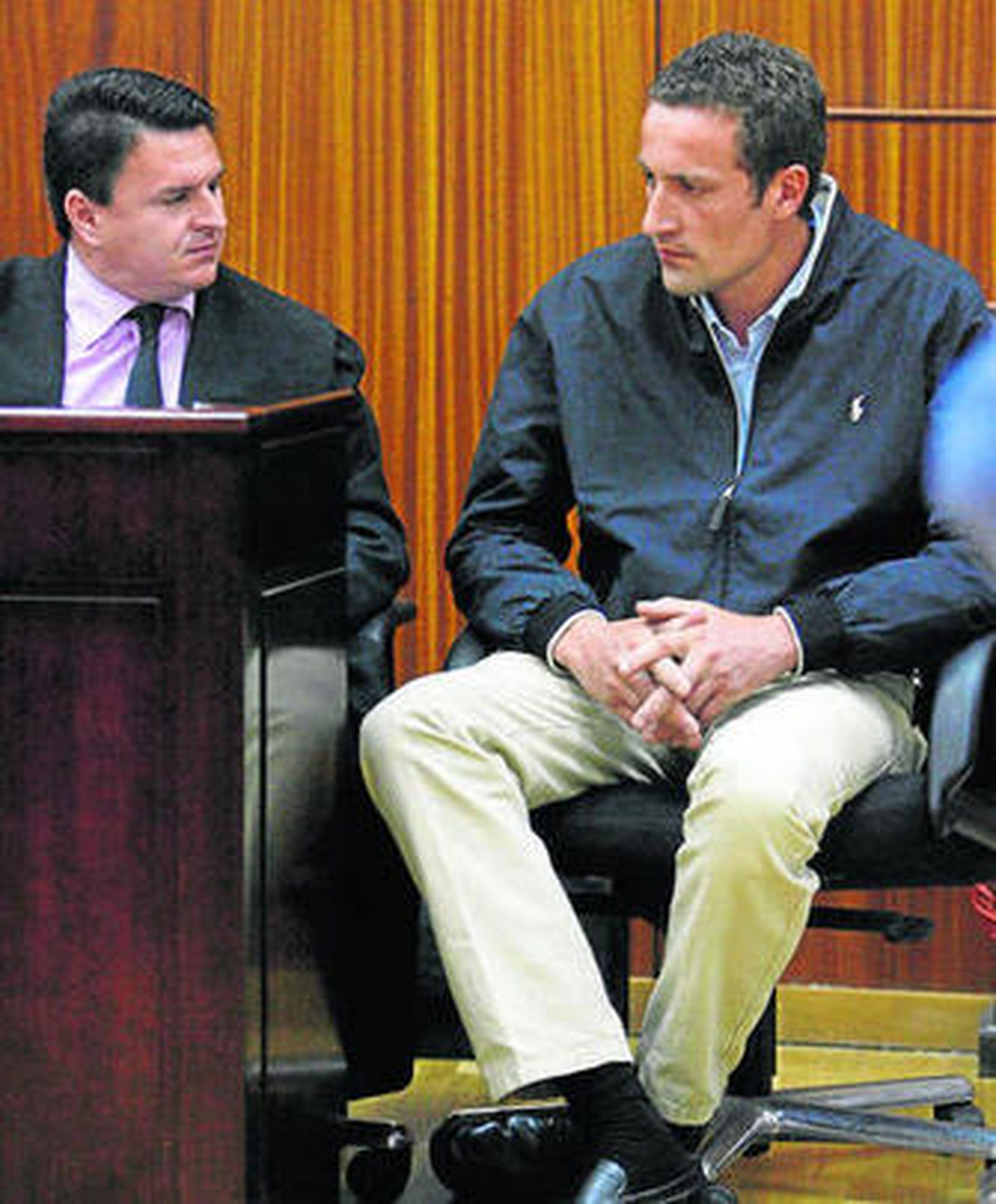 Manuel G. R. conversa con su letrado durante la vista oral.