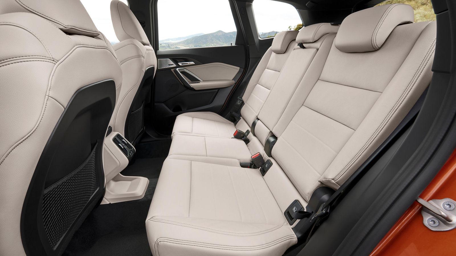 La distancia entre ejes varía dos centímetros respecto a la generación actualmente a la venta. Ese crecimiento debe sentirse en las plazas traseras.