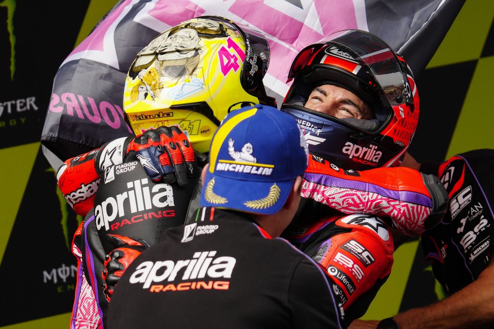 Las cariñosas fotos de Piqué, Clara Chía en el Mundial de Motos en Montmeló