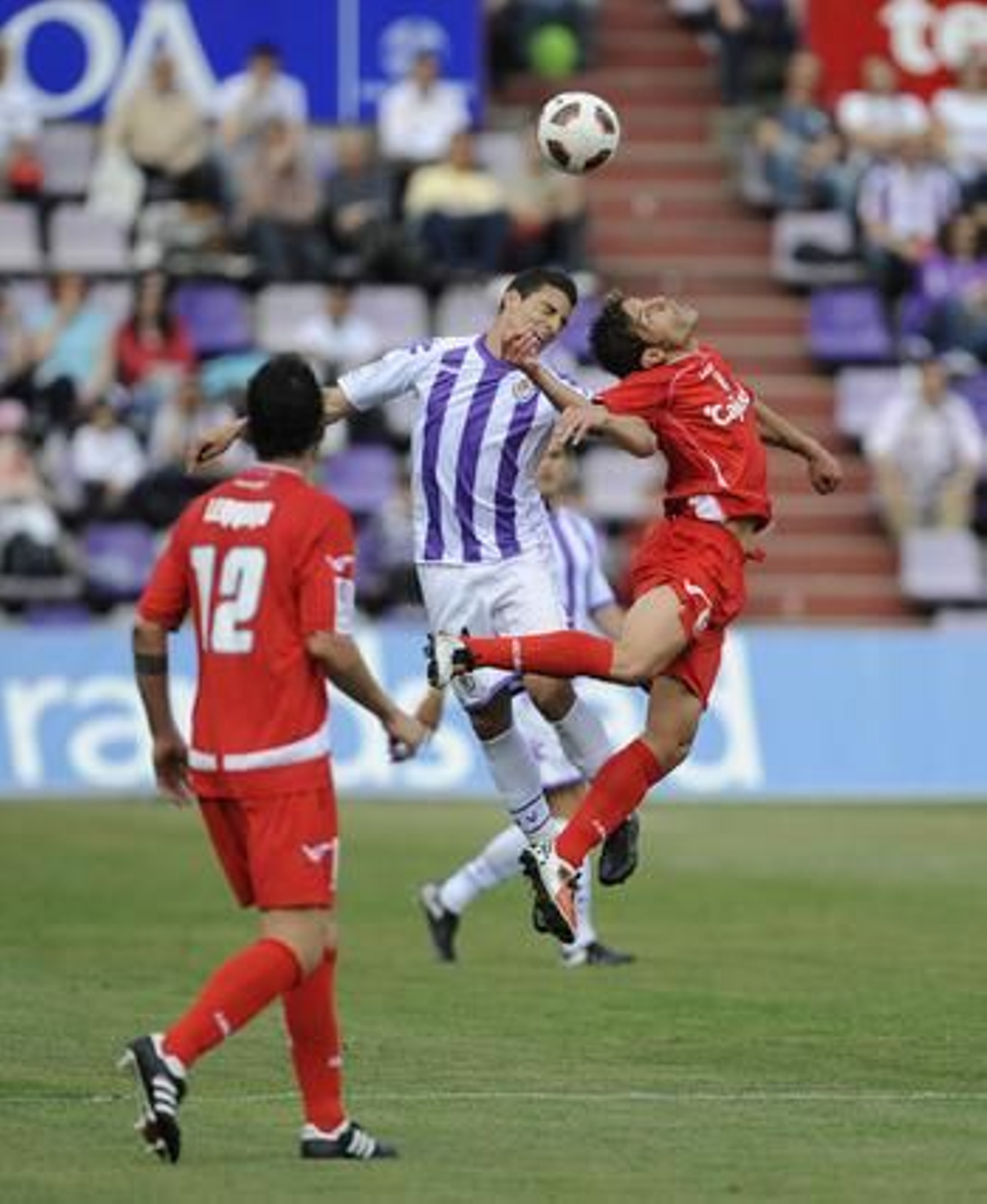 El Xerez se aleja del play-off de ascenso tras caer en Valladolid. 

Foto: LOF