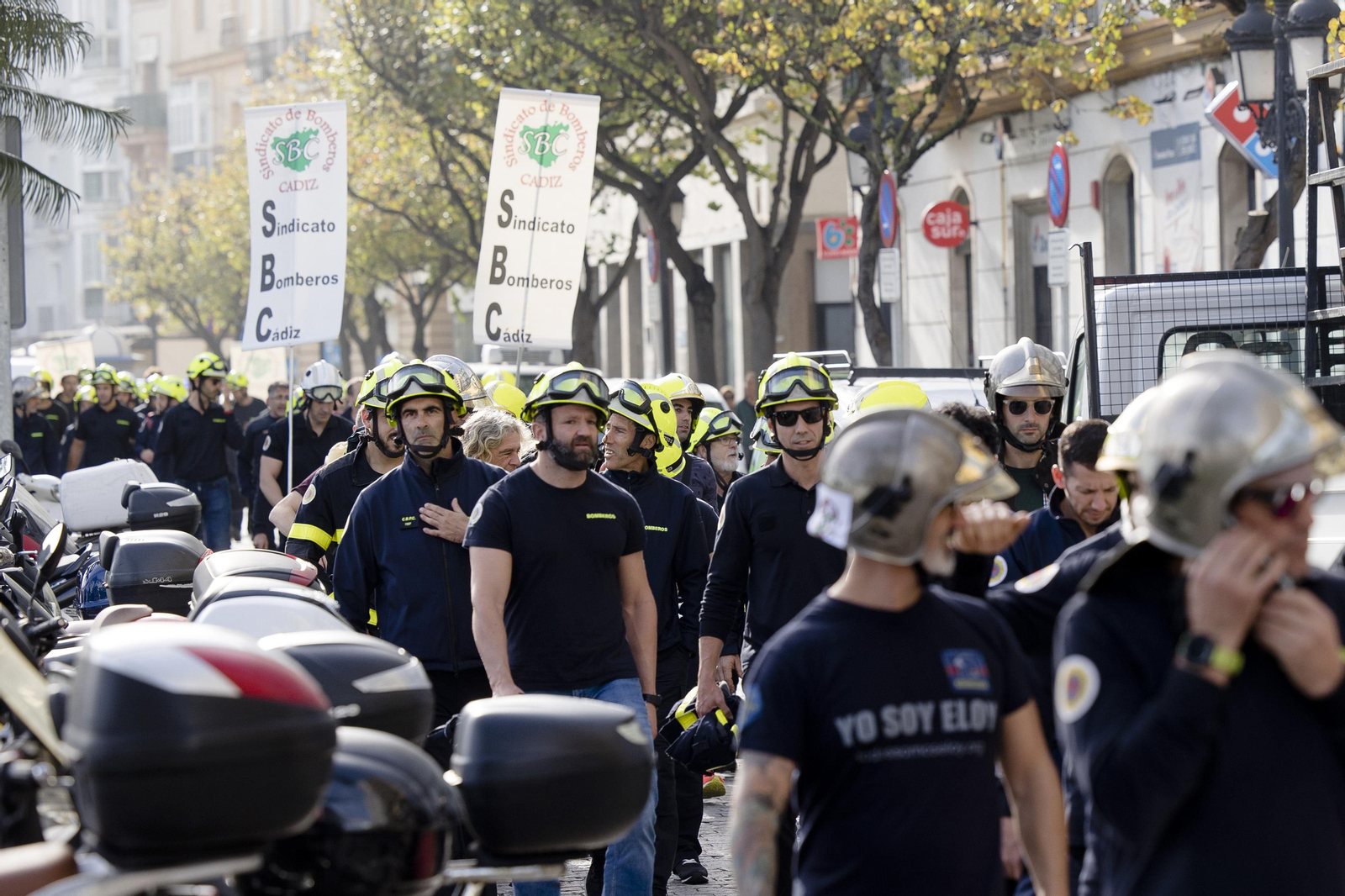 Imágenes de la protesta de los bomberos en la diputación de Cádiz.