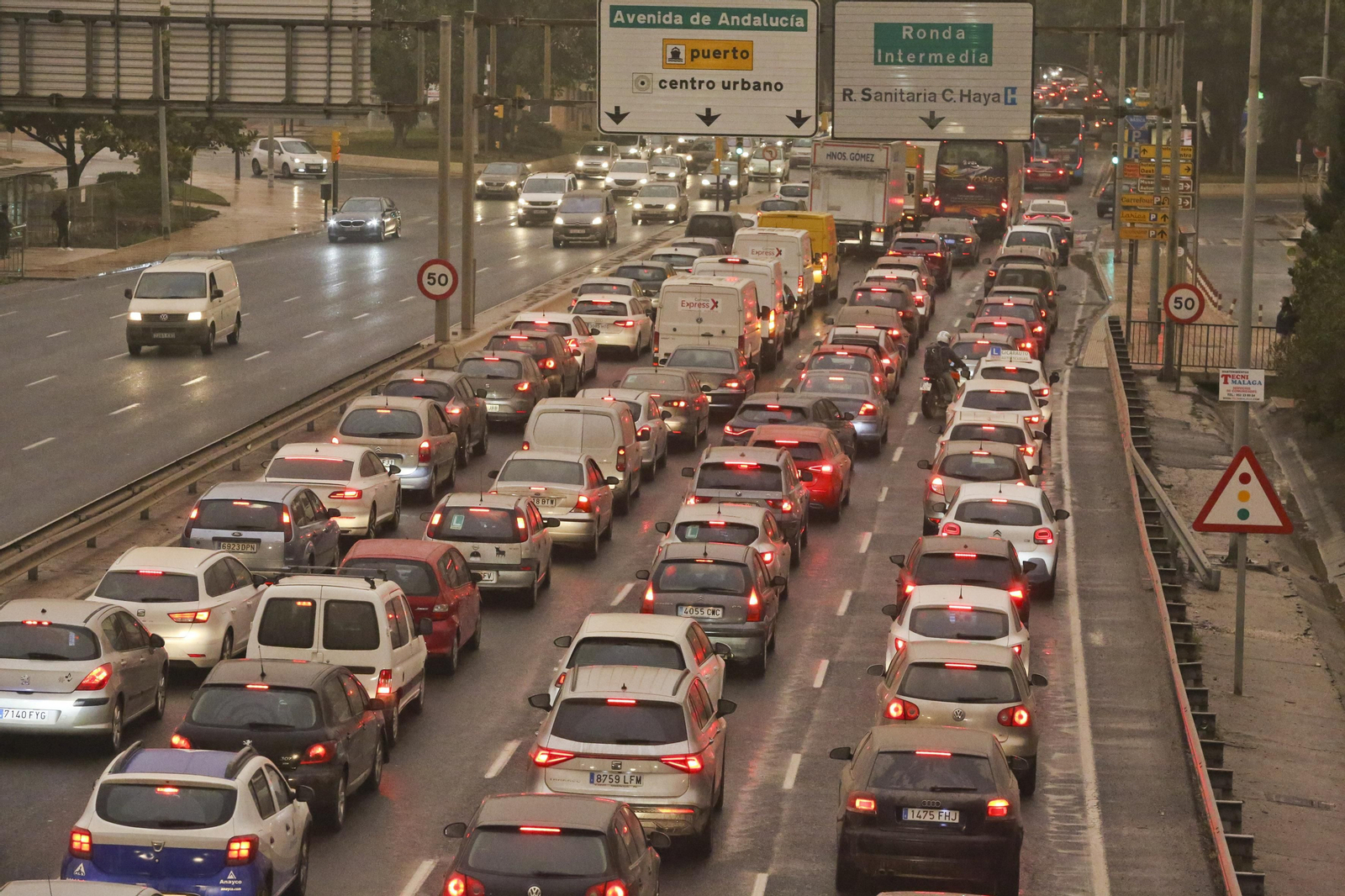 La huelga de transportistas se hace notar en Málaga, en fotos