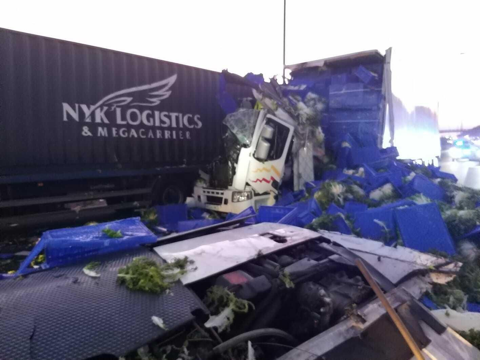 Un accidente  entre dos camiones en la A7 sentido Torremolinos causa 13 kilómetros de retención