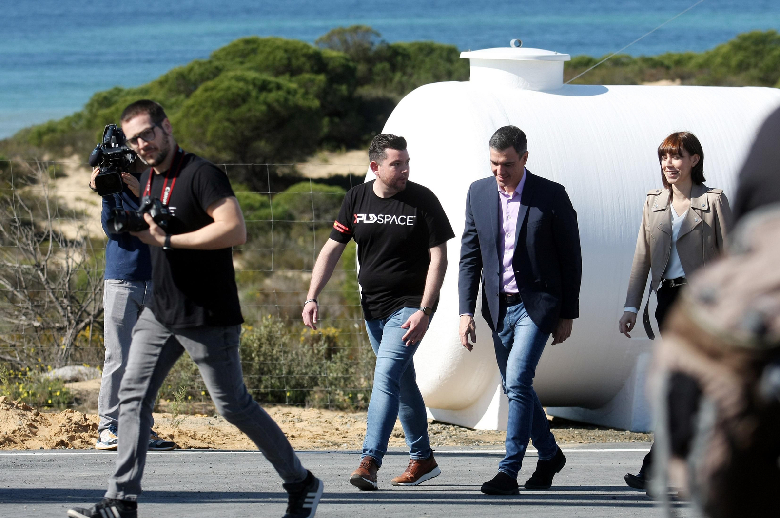 Imágenes de Pedro Sánchez en su visita al cohete Miura en la base espacial en Huelva