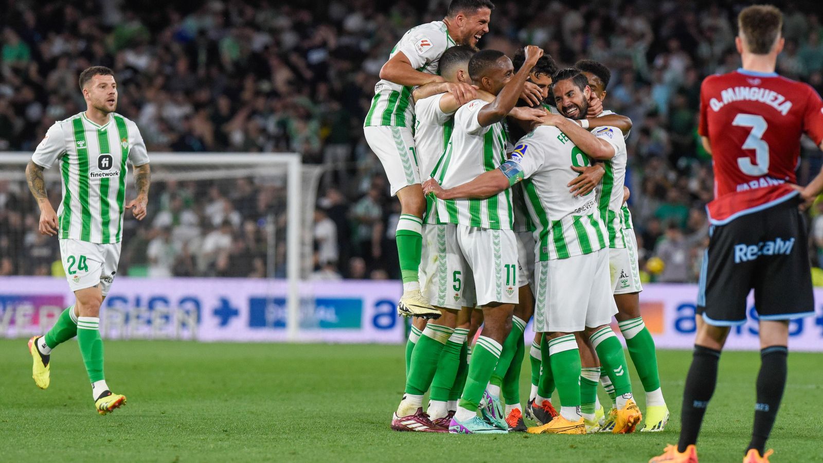 Los jugadores del Betis festejan el tanto de Fekir.