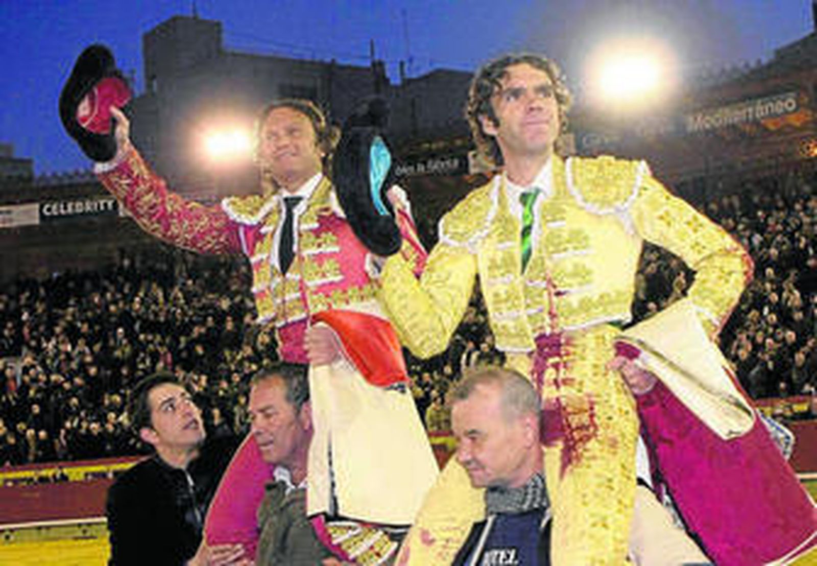 Julio Aparicio y José Tomás saliendo a hombros en la tarde de ayer de la plaza de Castellón tras su triunfo.