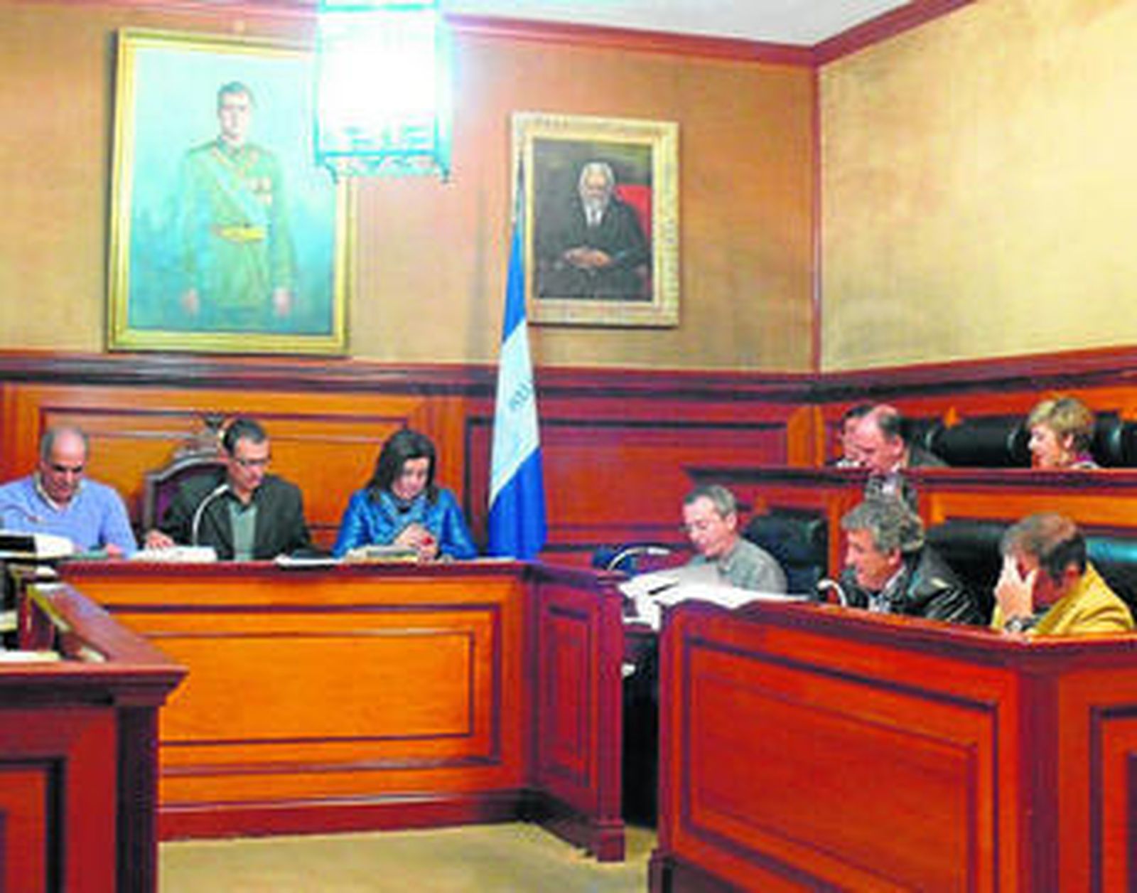 Pleno del Ayuntamiento de Bollullos de 2012 con la asistencia de Lidia Calvo, a la derecha.