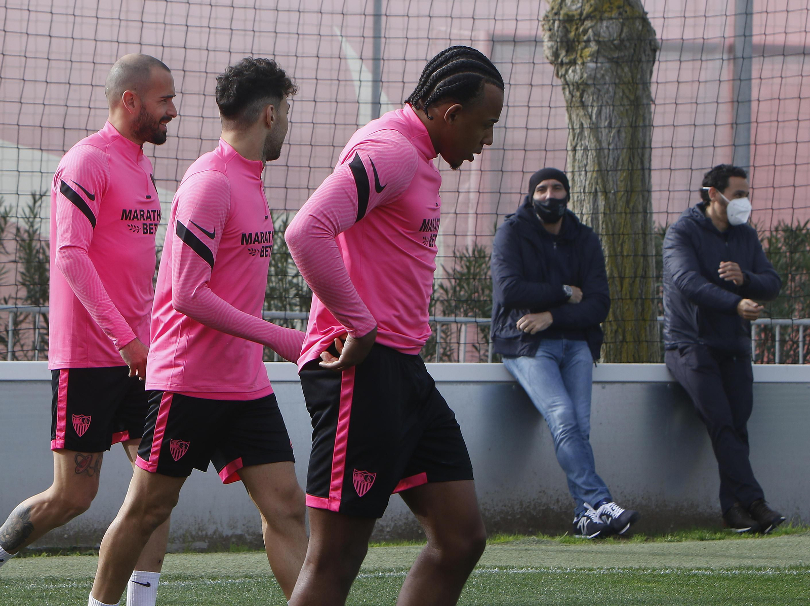 Koundé, Munir y Aleix Vidal pasan ante Monchi y Del Nido Carrasco en la ciudad deportiva.
