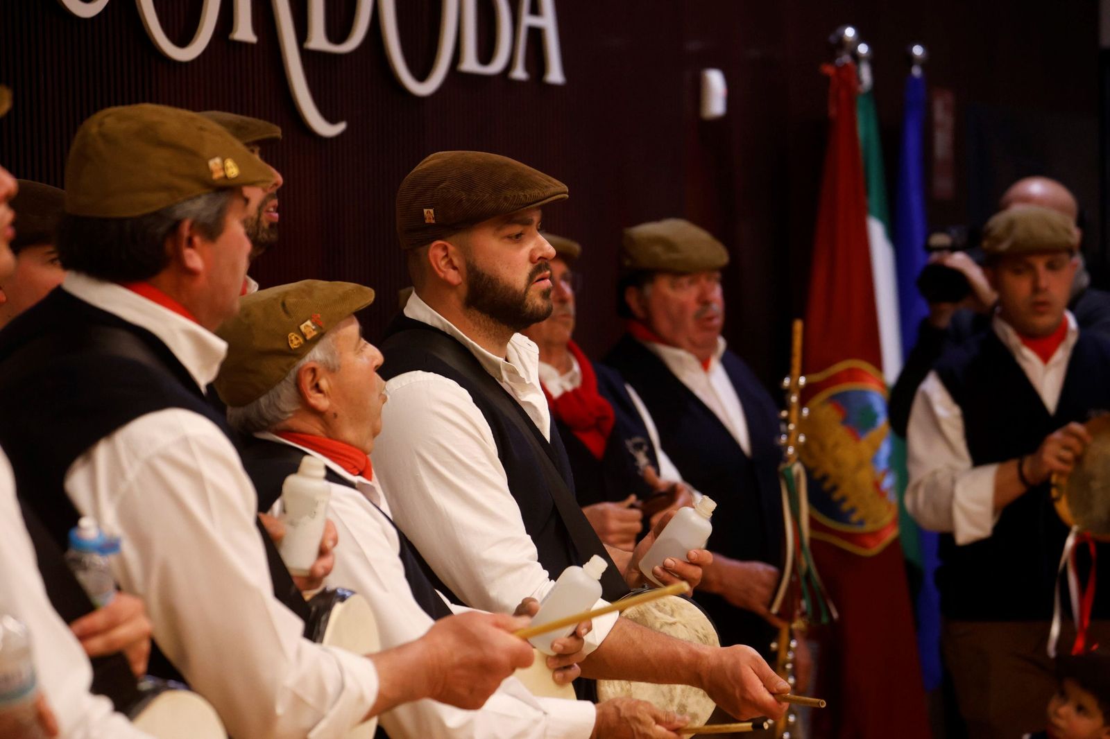 Los Mochileros de Gaena muestran su zambomba en Córdoba