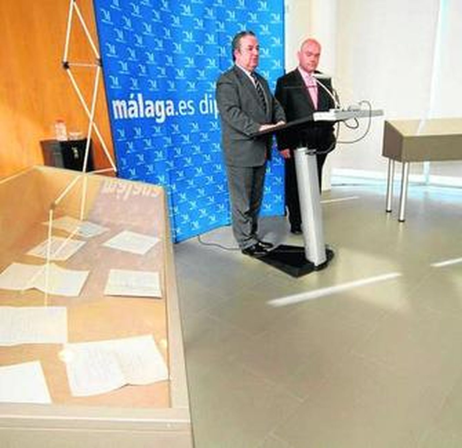 Salvador Pendón e Inglada ayer en el acto de donación de las misivas.