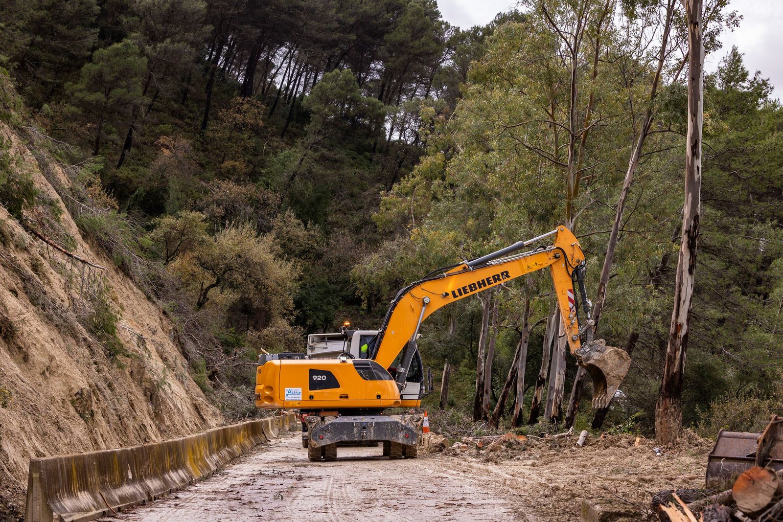 Una excavadora trabaja en la carretera cortada de Benamahoma.