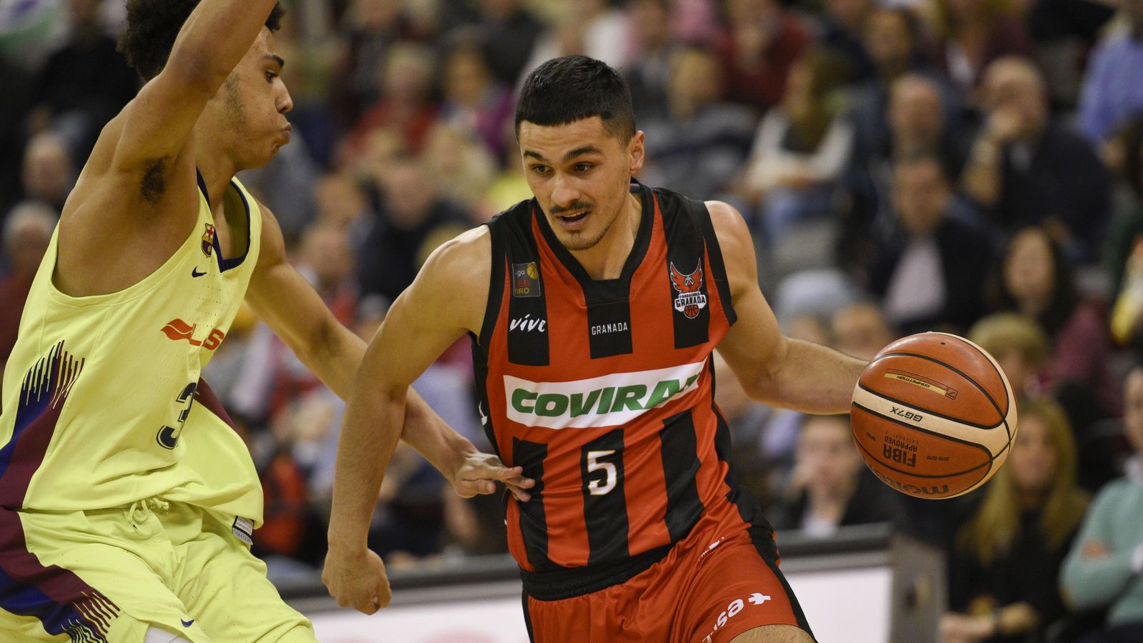 Carlos Corts, con el balón ante el filial azulgrana