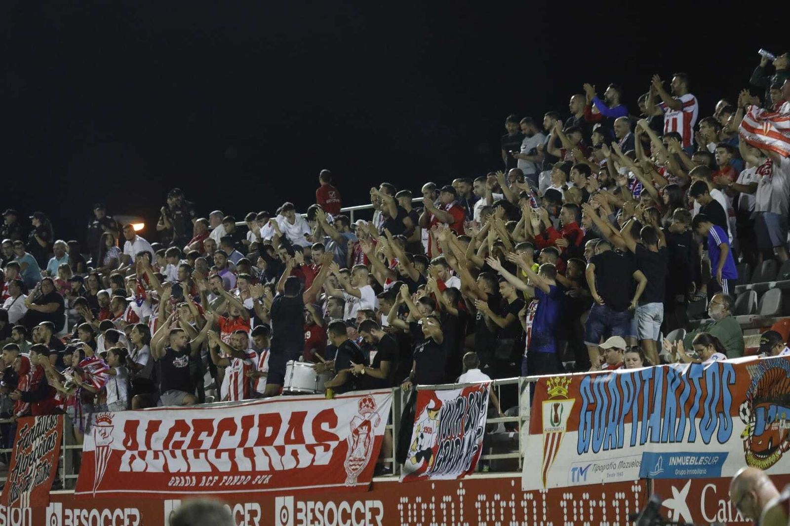 La hinchada del Algeciras, ante el Rayo Majadahonda.