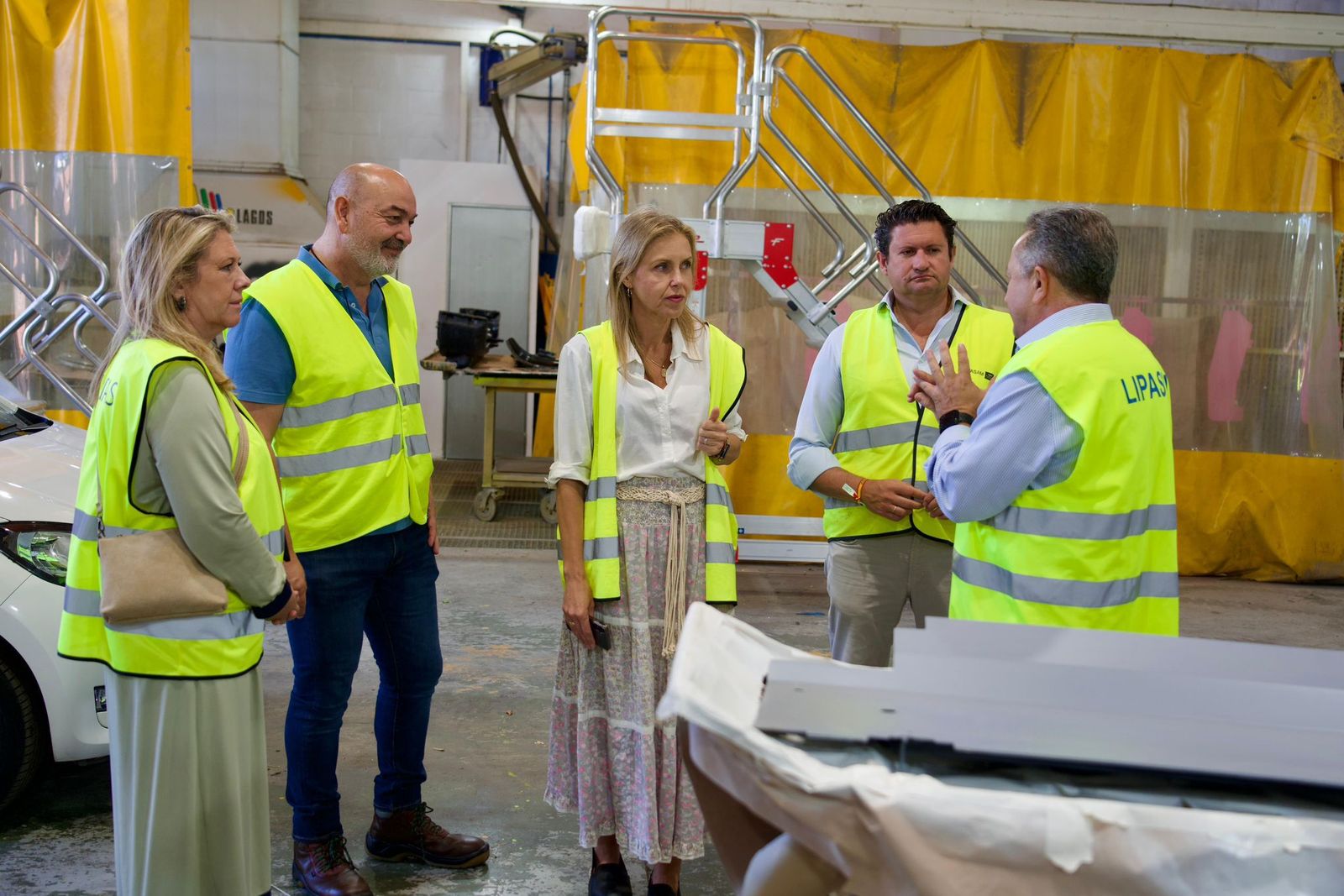 Cristina Peláez (VOX) y los concejales de su grupo charlan con el gerente de Lipasam Manuel Torreglosa.