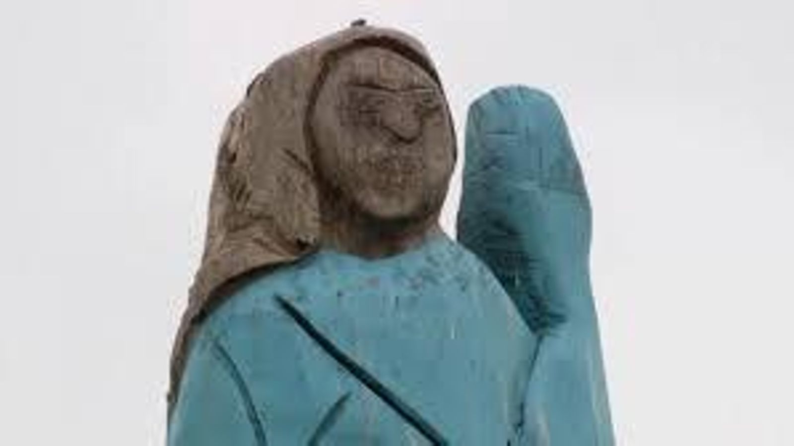 Primer plano de la figura de madera que ha sido objeto de vandalismo.