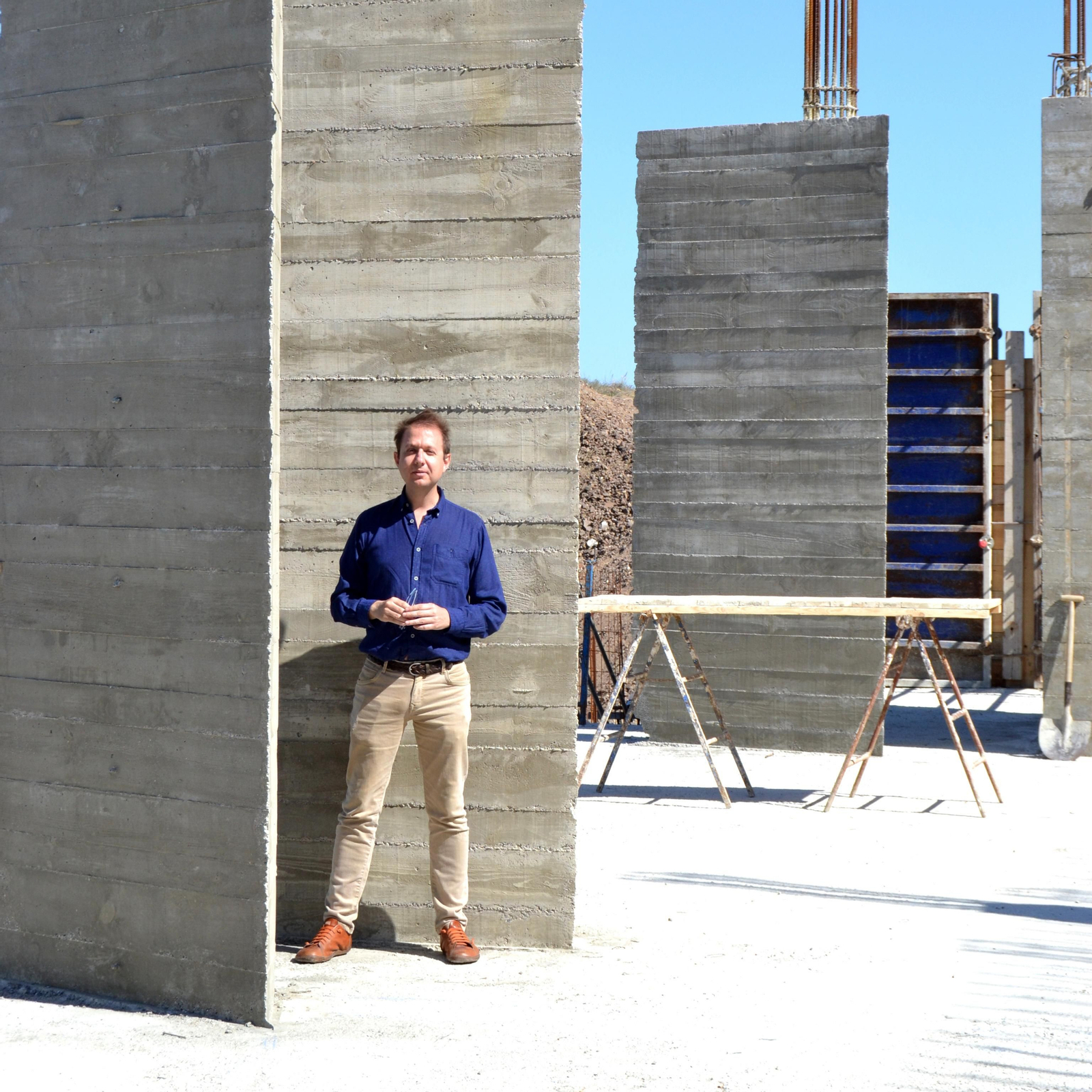 El arquitecto almeriense durante la construcción de la vivienda