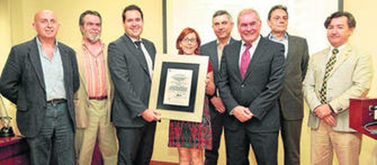 La subdirectora de Estudiantes, Eugenia Teijeiro, junto al director de EIMANAR, Juan Moreno (dcha.), y representantes del Lloyd´s y del centro.