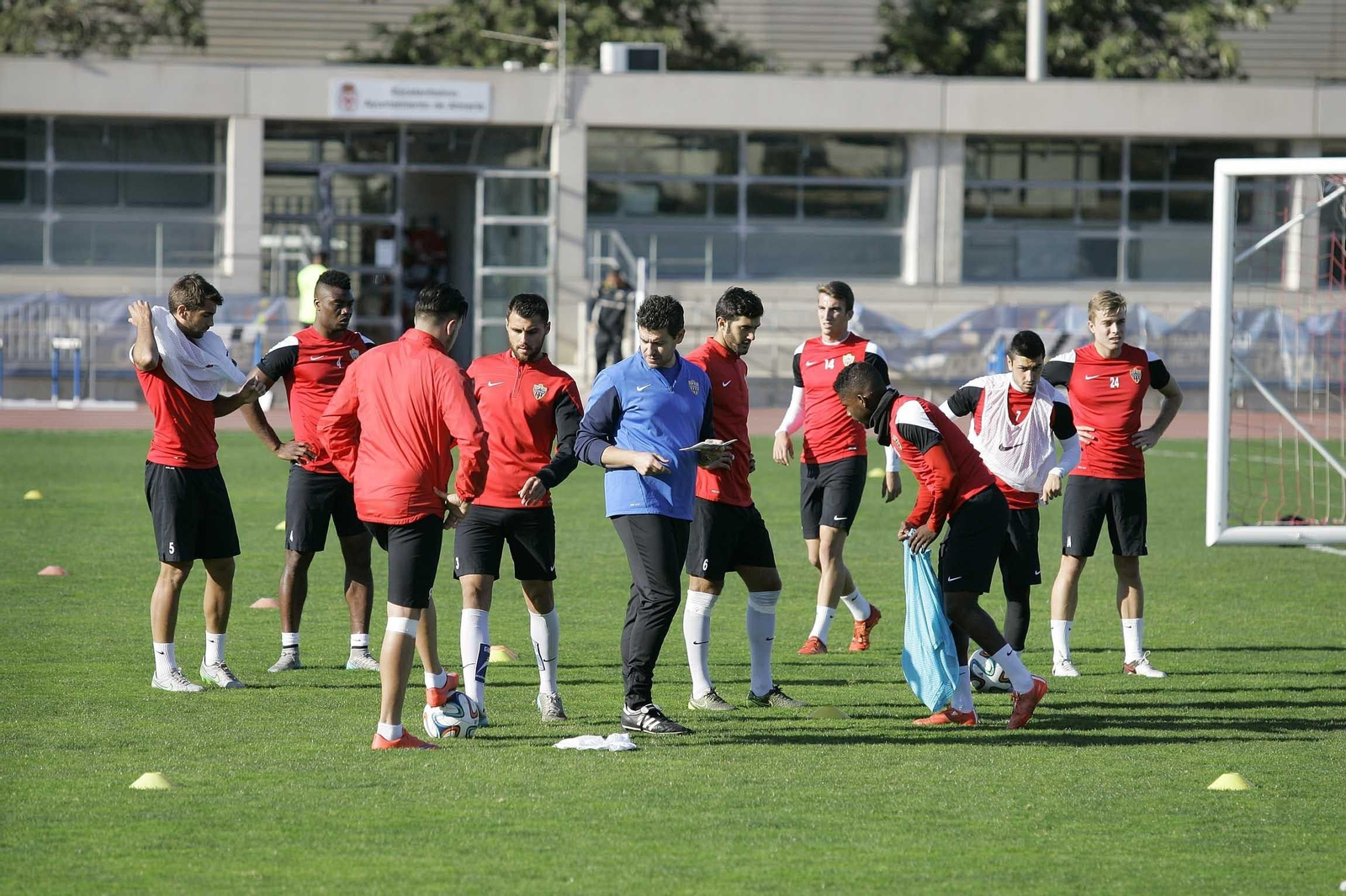 Fernando Estévez, durante su periplo como entrenador del Almería B.