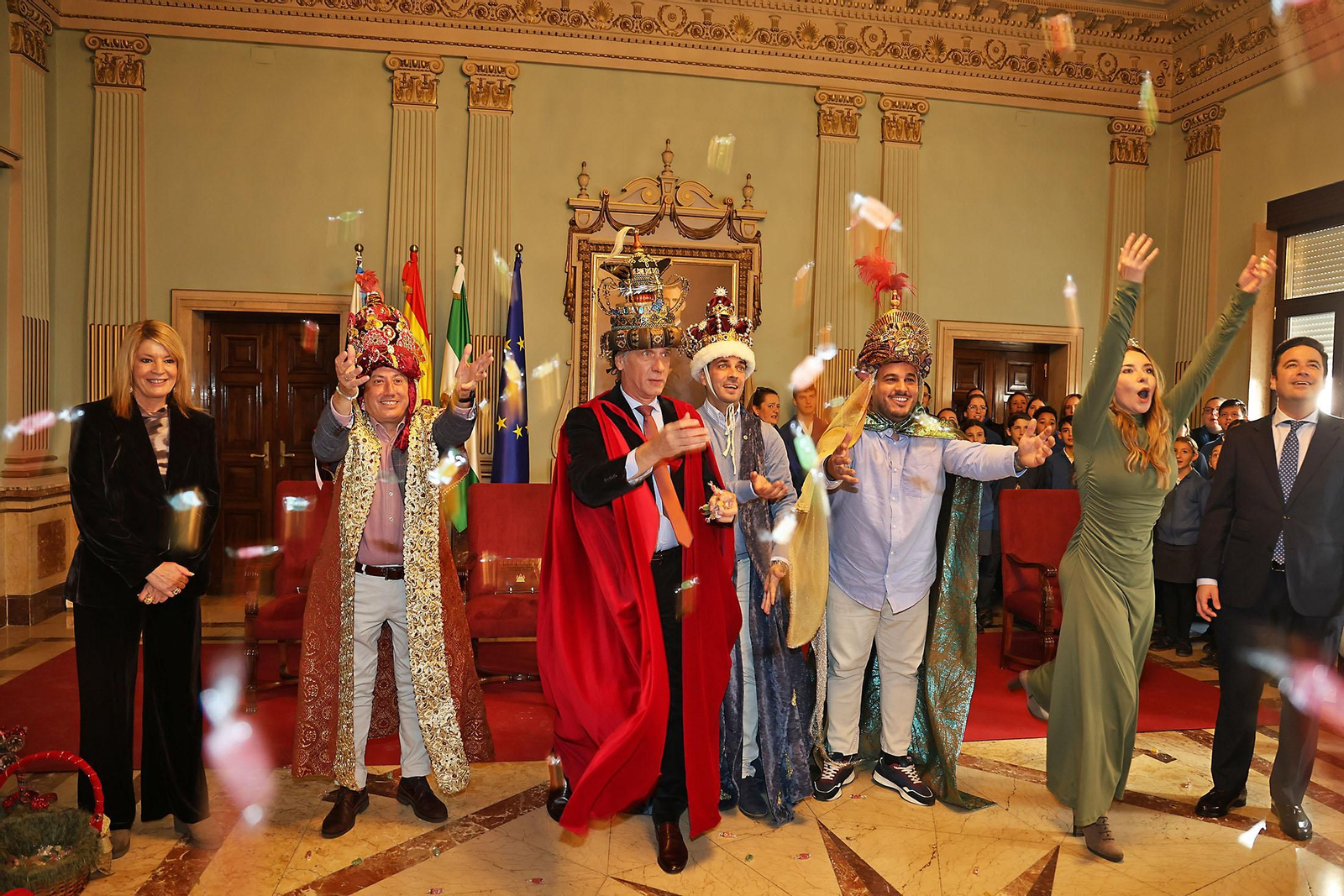 Sus Majestades Los Reyes Magos son coronados en el Ayuntamiento de Huelva