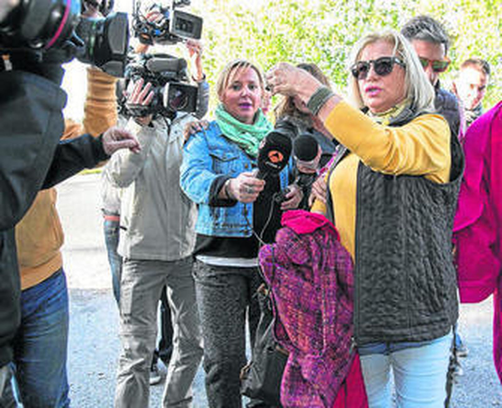 Mayte Zaldívar ayer rodeada de cámaras a su llegada a la cárcel de Alhaurín de la Torre.
