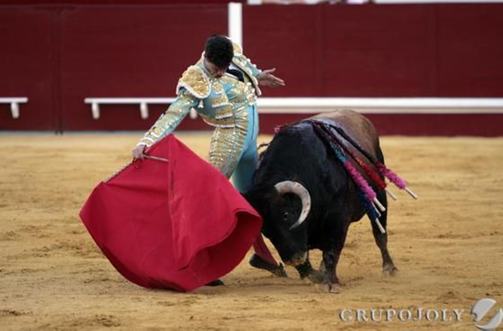 Luque, que sustituía a Cayetano, con su primer toro.

Foto: Juan Carlos Muñoz